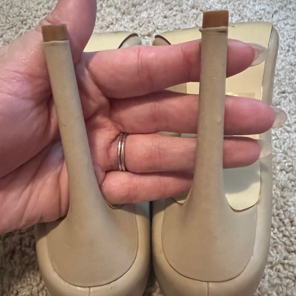 Journee Collection Pointed Toe Pumps - Picture 7 of 9